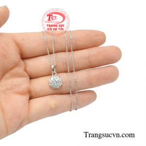 Bộ mặt nữ vàng trắng xinh xắn chất lượng.