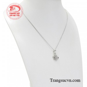 Với phái đẹp chỉ cần một bộ dây chuyền tinh tế cũng đủ khiến các cô gái trở nên thu hút, khiến bao trái tim phải xao xuyến.