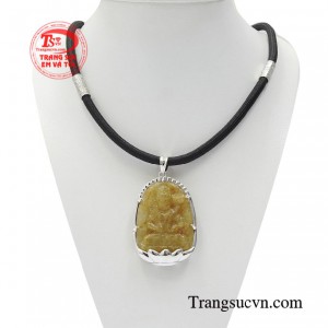 Bộ mặt phật thạch anh tóc tài lộc là sự kết hợp giữa hai sản phẩm mặt phật bản mệnh và dây dù bọc vàng thời trang. 