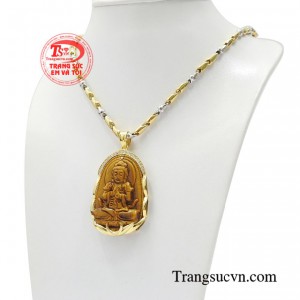 Sản phẩm được gọt dũa khéo léo từ đôi bàn tay của người thợ kim hoàn.