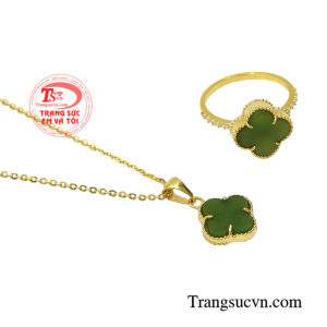 Với kiểu chế tác hình cỏ bốn lá giúp cho bộ sản phẩm trở nên đặc biệt hơn và còn đem lại nhiều vận may cho phái đẹp.