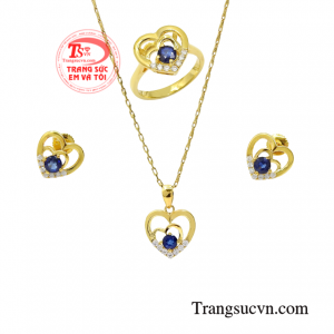 Bộ trang sức sapphire trái tim thiết kế tinh xảo, sắc nét.