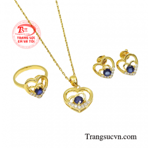 Để toát lên được vẻ đẹp quý phái và thanh lịch các nàng có thể lựa chọn trang sức vàng gắn đá quý vừa thời thượng mà lại hợp phong thủy.