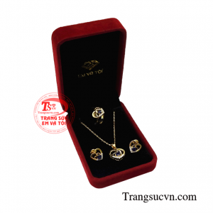 Và bộ trang sức này sẽ là sự lựa chọn hoàn hảo dành cho cô nàng mệnh thủy và mệnh mộc.