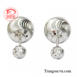 Bông tai vàng trắng thời thượng mang đến diện mạo quý phái sang trọng của một người phụ nữ đẳng cấp.