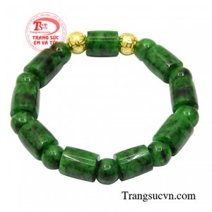 Ngọc cẩm thạch từ xưa đã được biết đến nhiều không chỉ giúp thể hiện vẻ sang trọng, giàu có mà còn đem lại tài lộc và bình an cho người dùng.