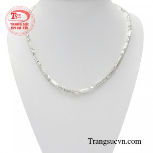 Dây bạc trẻ em năng động được chế tác sắc nét tạo vẻ ấn tượng và thời trang các bé.