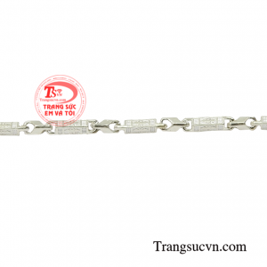 Không chỉ có tác dụng làm đẹp mà còn giúp kháng khuẩn và cản gió cho các bé.