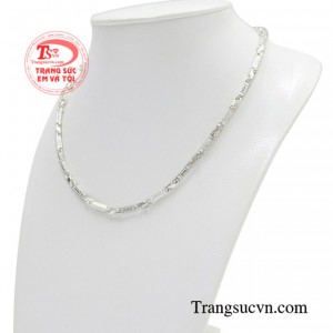 Dây chuyền bạc chính là một trong những trang sức được rất nhiều cha mẹ lựa chọn đeo cho con.