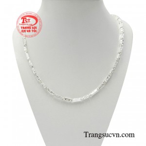 Dây chuyền bạc nam hiện đại mang phong cách trẻ trung năng động toát lên nguồn năng lượng tích cực. 