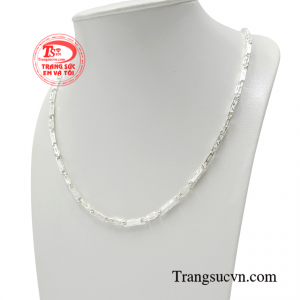 Dây chuyền bạc nam giúp người dùng có một vẻ ngoài đầy tự tin và phóng khoáng. 