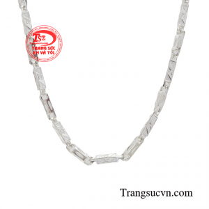 Bạc có tính kháng khuẩn, có thể dùng làm vật cản gió, giúp bảo vệ bạn khỏi những tác động xấu từ môi trường độc hại. 