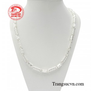 Dây chuyền bạc nam ưu tú mang đến vẻ lịch thiệp, chỉn chu của một người đàn ông.