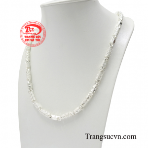 Món trang sức được diện trên người như thể hiện tính cách và phẩm chất của một người qua cái nhìn đầu tiên.
