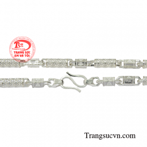 Bởi vậy mỗi chàng trai nhất định nên sở hữu một chiếc dây chuyền trong tủ đồ.