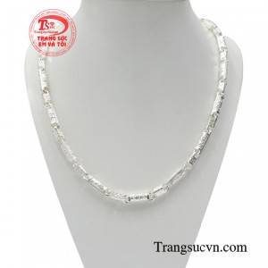 Dây chuyền nam bạc cuốn hút mang đến vẻ đẹp khỏe khoắn cho phái mạnh. 