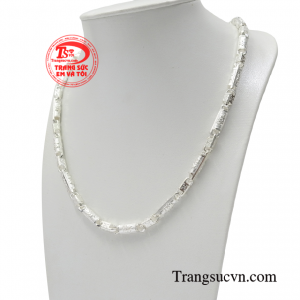 Bất cứ anh chàng nào cũng đã từng khao khát hướng tới hình ảnh một người đàn ông có gu thẩm mỹ cùng phong cách ấn tượng đeo trên mình chiếc dây chuyền bản to cá tính. 