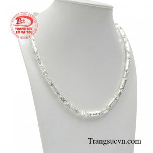 Nhưng khi giây phút bạn sở hữu chiếc dây chuyền này, thì bạn đã có thể chạm tới hình tượng người đàn ông hoàn hảo chỉ trong tầm tay. 