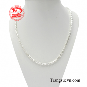 Dây chuyền nam bạc phái mạnh được thiết kế hình mắt xích đơn giản khỏe khoắn.