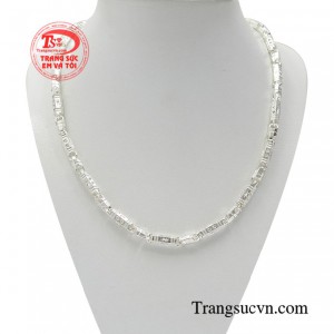 Dây chuyền nam bạc phong thái được chế tác từ bạc 925 đảm bảo chất lượng. 