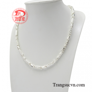 Chiếc dây chuyền bạc được mọi người ưa chuộng bởi có nhiều tác dụng hữu ích trong đời sống.