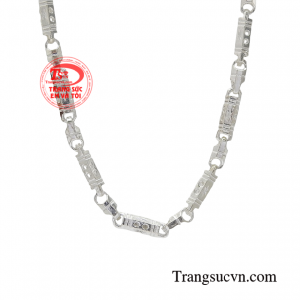 Với chiếc dây chuyền này bạn hoàn toàn có thể phối hợp với bất kỳ bộ trang phục nào mà mình muốn.