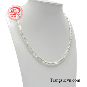 Dây chuyền bạc còn là món trang sức thời trang mà các chàng trai mạnh mẽ thường hướng tới. 