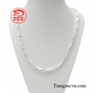 Dây chuyền nam bạc tài hoa mang đến góc nhìn khác cho diện mạo của bạn. 