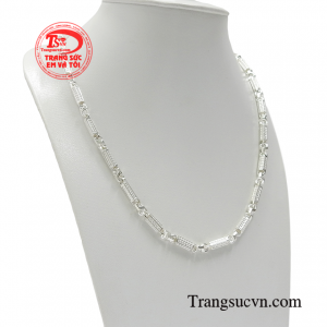 Với một chiếc dây chuyền bạc thời thượng dễ dàng khiến bạn trở nên thu hút hơn trong mắt người đối diện. 