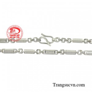 Với chiếc dây chuyền bạc này bạn có thể thay đổi phong cách nhanh chóng với bất kỳ bộ trang phục nào.