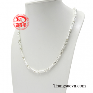 Diện trang sức bạc sẽ không còn đơn điệu hay nhàm chán trong những bộ đồ đơn giản nữa. 