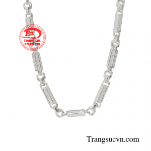 Mà thay vào đó là một chàng trai mang nét phong trần, bụi bặm đầy hấp dẫn trong mắt chị em. 