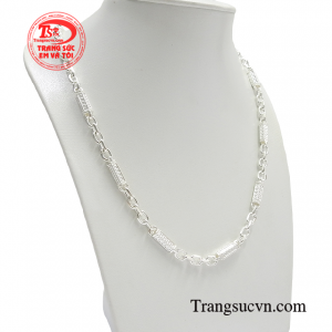 Chiếc dây chuyền bạc mang đến thần thái tự tin cho người đàn ông từ đó công việc được thăng tiến, thuận lợi. 