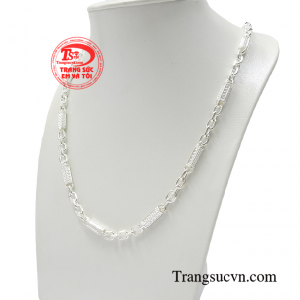 Sản phẩm có thể kết hợp với nhiều kiểu trang phục khác nhau giúp các chàng trai biến hóa thay đổi phong cách đa dạng.