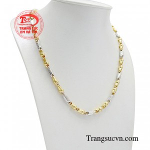 Chiếc dây chuyền đại diện cho tính cách bên trong của người đàn ông. 