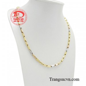 Từ trải nhiệm đầu tiên khi khoác lên món trang sức này trông bạn như một chàng trai lịch lãm pha một chút phong trần lãng tử. 