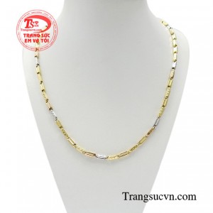 Dây chuyền nam nhập khẩu thời trang với phong cách trẻ trung phóng khoáng dễ dàng gây thiện cảm từ cái nhìn đầu tiên. 