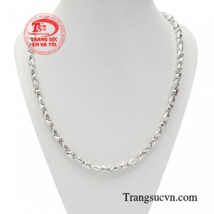 Dây chuyền nam nhập khẩu vàng trắng mang đậm phong cách của một anh chàng tài tử với cái nhìn đầy cuốn hút. 