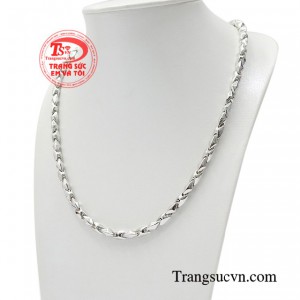 Chiếc dây chuyền còn là cảm hứng giúp các chàng trai có nhiều ý tưởng kết hợp quần áo. 