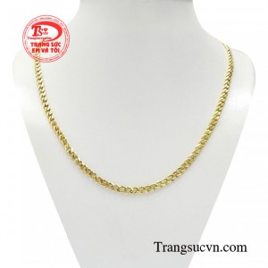 Dây chuyền nam vàng phóng khoáng được chế tác từ vàng 18k cao cấp giúp người đeo tìm lại được sự tự tin bên trong. 