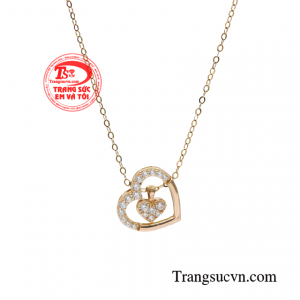Bạn không thể dạo phố khi thiếu một chiếc dây chuyền tô điểm thêm phần cổ áo, hay những chiếc đầm lộng lẫy sẽ trở nên nhàm chán nếu thiếu đi món đồ trang sức lấp lánh trên người.