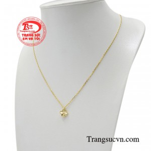 Sản phẩm sẽ càng thu hút hơn nếu được kết hợp với những bộ trang phục nhã nhặn, nữ tính.