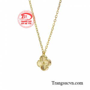 Một chiếc dây chuyền lấp lánh sẽ góp phần không nhỏ giúp bạn tham dự các buổi tiệc, hoặc hẹn hò quan trọng.