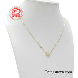 Mỗi cánh, mỗi chi tiết trên bông tuyết nhỏ đều được chế tác tỉ mỉ một cách hoàn hảo. 