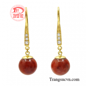 Hoa tai cẩm thạch mệnh hỏa là món quà tặng đầy tinh tế dành tặng cho người thân và bạn bè.