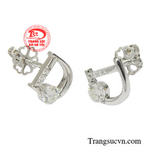 ì vậy, phái đẹp hãy sở hữu một đôi hoa tai kim cương có giá trị xứng tầm