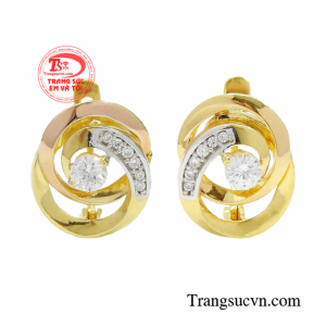 Hoa tai vàng quyến rũ giống như một cô gái kiêu kỳ, bí ẩn mà lại vô cùng cuốn hút. 