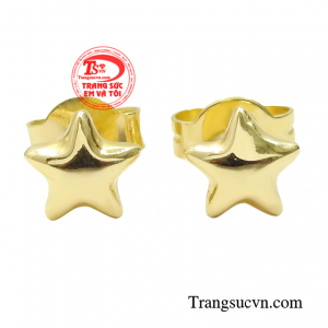 Hoa tai vàng tây tỏa sáng được được chế tác tỉ mỉ không chỉ giúp phái đẹp tăng thêm vẻ trẻ trung xinh xắn.  