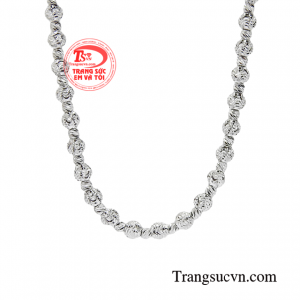 Chiếc lắc bi được với những lát phay cầu kì chi tiết giúp sản phẩm bắt sáng tối đa. 