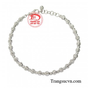  Khi nhìn vào từng chi tiết nhỏ trên sản phẩm bạn cũng có thể nhận thấy được sự tỉ mỉ và độ sắc nét hoàn hảo mà chỉ có ở trang sức Italy. 